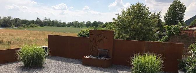 Van de het Staalvijver van tuin Rustieke Corten het Waterfontein met het Schermcomité van de Laserbesnoeiing