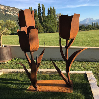 De Yardbeeldhouwwerken van Tulip Flower Shape Custom Metal van de Gneetuin voor Binnenplaats