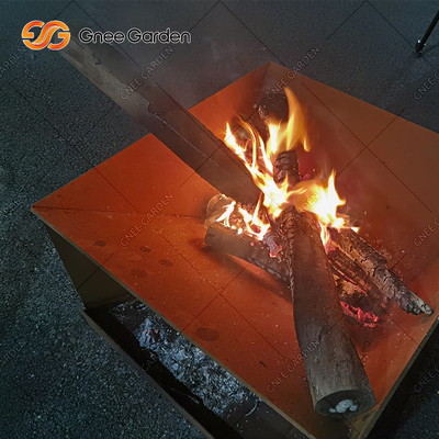 De houten Brandende Corten-van de de Tuinbrand van het Staalmetaal Kuil &amp; de BARBECUE