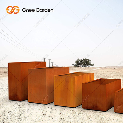 Metaal die Rusty Corten Steel Planter Box in het Openluchtterras buigen