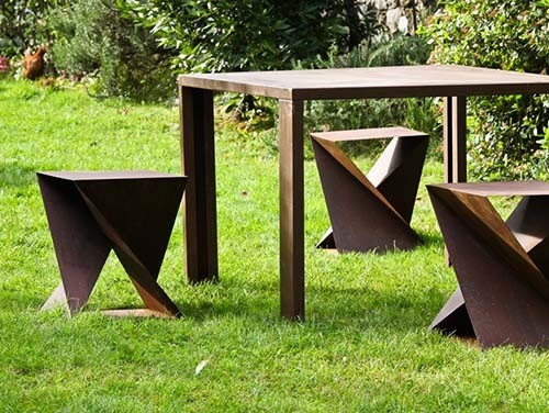 De geometrische Corten-Openlucht de Lijstreeks van het Staalmetaal omvat Lijst en Krukken