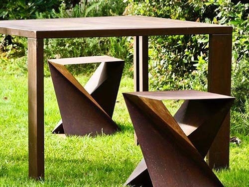 De geometrische Corten-Openlucht de Lijstreeks van het Staalmetaal omvat Lijst en Krukken