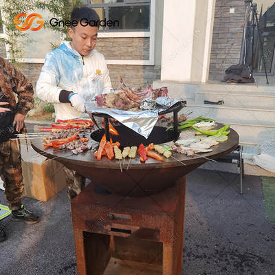 De familievrienden ROOSTEREN van de het Staalgrill van Corten van de Staal Openluchtroest de Barbecuegrill van Brasero