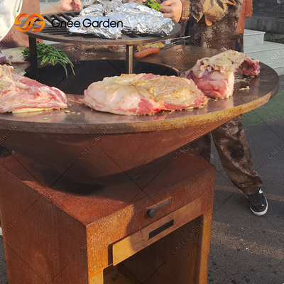 Van de de Grillsbrand van het Cortenstaal buiten eet de Openlucht Kokende van de de BARBECUEgrill van Pit With de Roestdeklaag