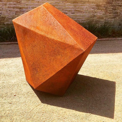 De abstracte Onregelmatige Geometrische Corten-Standbeelden van de het Metaalyard van het Staalbeeldhouwwerk