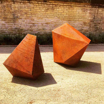 De abstracte Onregelmatige Geometrische Corten-Standbeelden van de het Metaalyard van het Staalbeeldhouwwerk