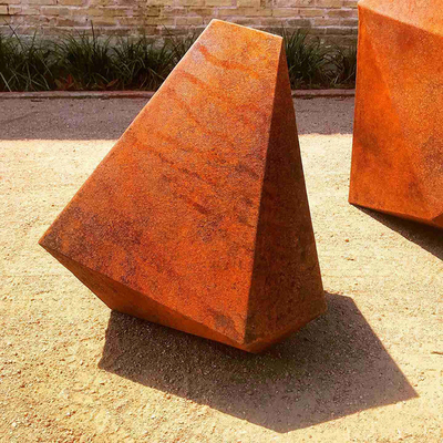 De abstracte Onregelmatige Geometrische Corten-Standbeelden van de het Metaalyard van het Staalbeeldhouwwerk