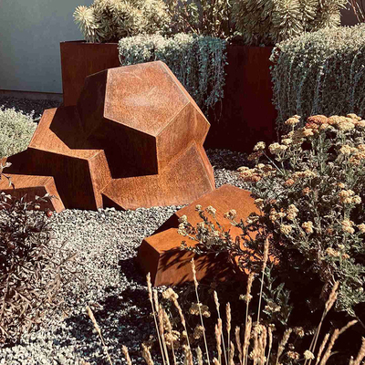 De abstracte Onregelmatige Geometrische Corten-Standbeelden van de het Metaalyard van het Staalbeeldhouwwerk