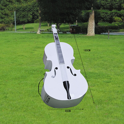 Muzikaal het Instrumentenbeeldhouwwerk van de ijzercello voor de Openluchtornamenten van het Tuingazon