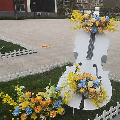 Muzikaal het Instrumentenbeeldhouwwerk van de ijzercello voor de Openluchtornamenten van het Tuingazon